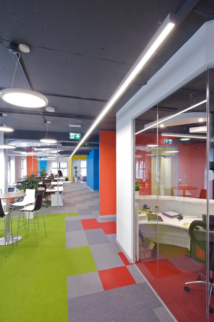 通信科技公司辦公室動線裝修設計案例效果圖