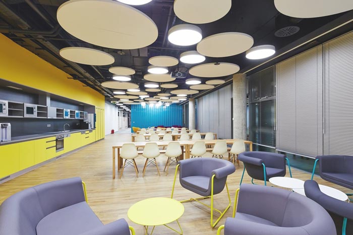 互聯(lián)網(wǎng)旅游公司辦公室茶水間裝修設(shè)計案例效果圖