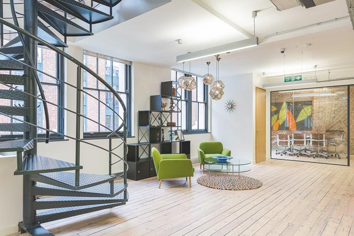 900平方投資辦公室進門區域裝修設計實景圖