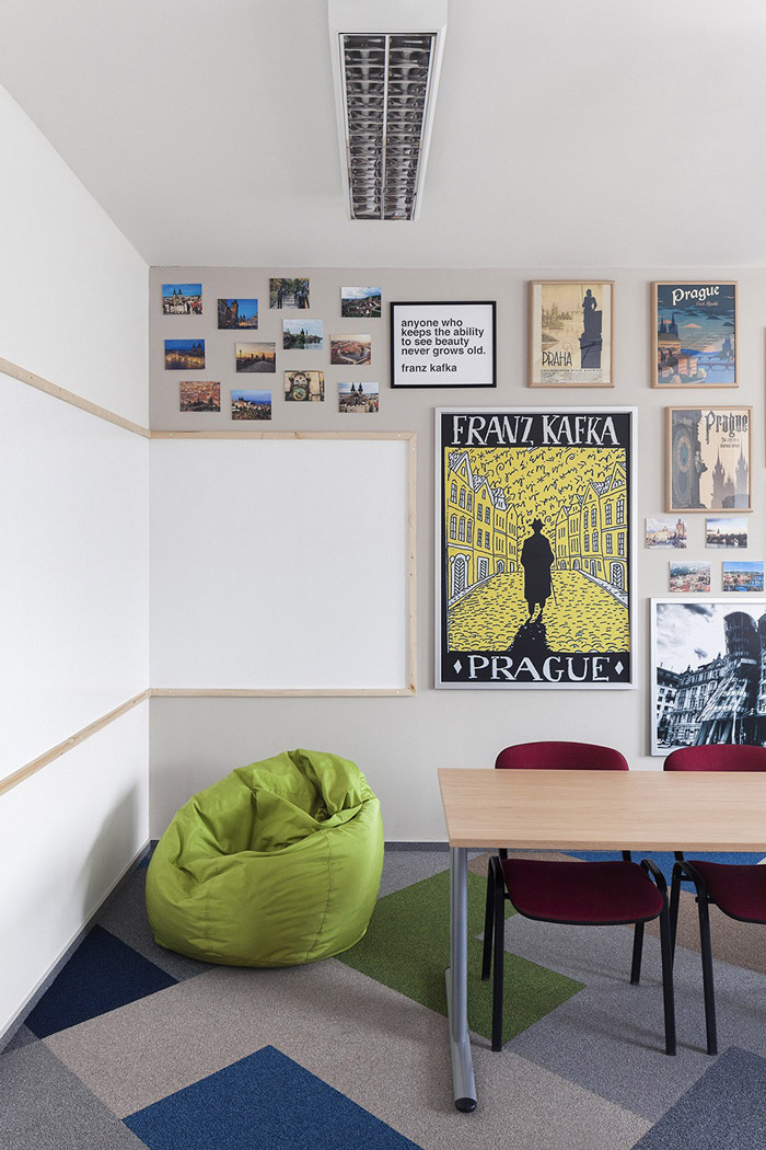 IT培訓(xùn)學(xué)校培訓(xùn)室裝修設(shè)計(jì)效果圖