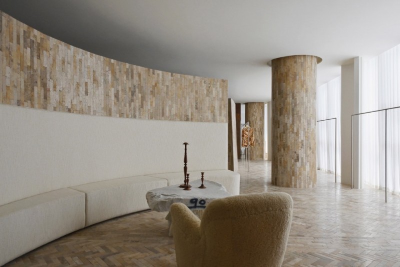 自然松弛的服裝品牌辦公室和服裝展廳【